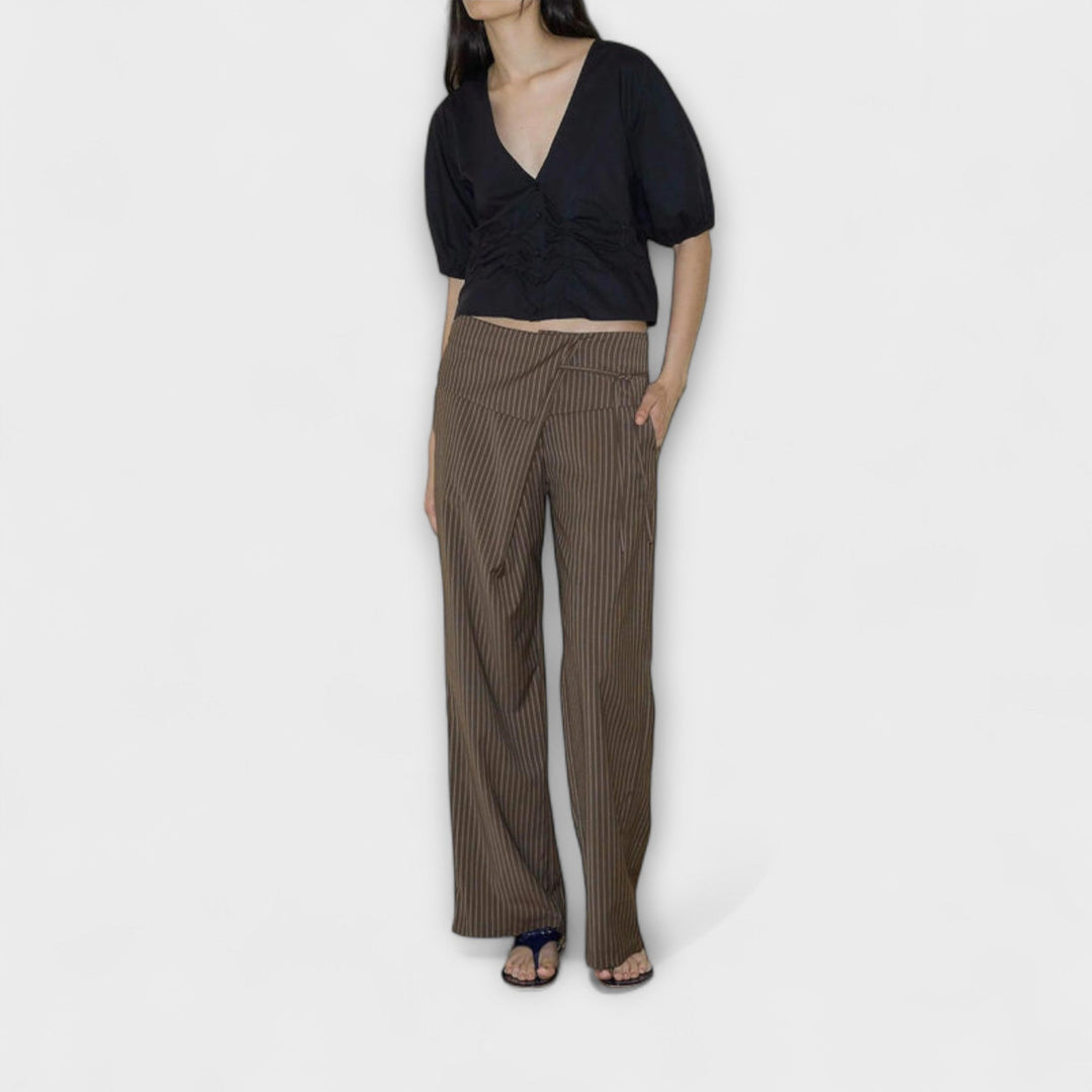 Julia – Pantalon Rayé Plissé